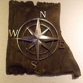 Kompass aus Metall auf Holz