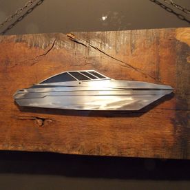 Kunstwerk aus Metall auf Holz
