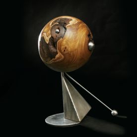 Globusskulptur aus Holz