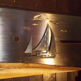 Kunstwerk Segelboot aus Metall auf Holz