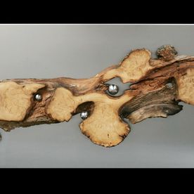 Skulptur aus Holz auf Metall