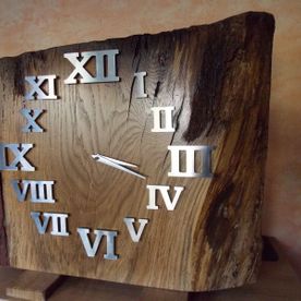 Uhr aus Holz und Metall
