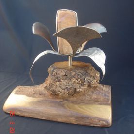 Skulptur aus Holz und Metall