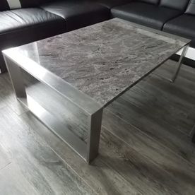 Metalltisch mit integriertem Holzschneidebrett