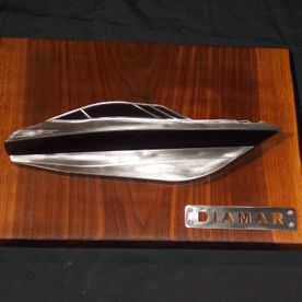 Kunstwerk Motorboot aus Metall auf Holz