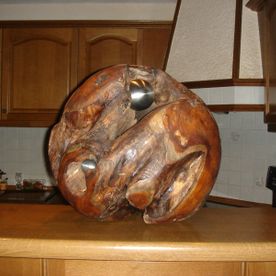 Skulptur aus Holz und Metall